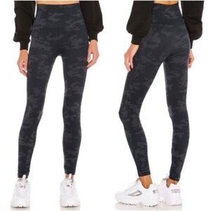 🌺SPANX Dark Camouflage Leggings. NWOT